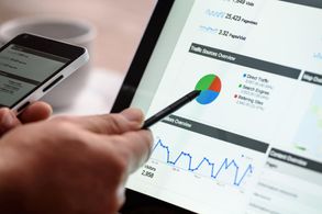 Computer user identifying website traffic sources and KPIs.