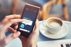 chatbot answering questions online, robot assistant help on website